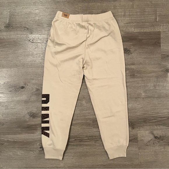 Victoria's Secret PINK Everyday Relaxed Jogger Pants (Vanilla Bean Cheetah) - Picture 6 of 7